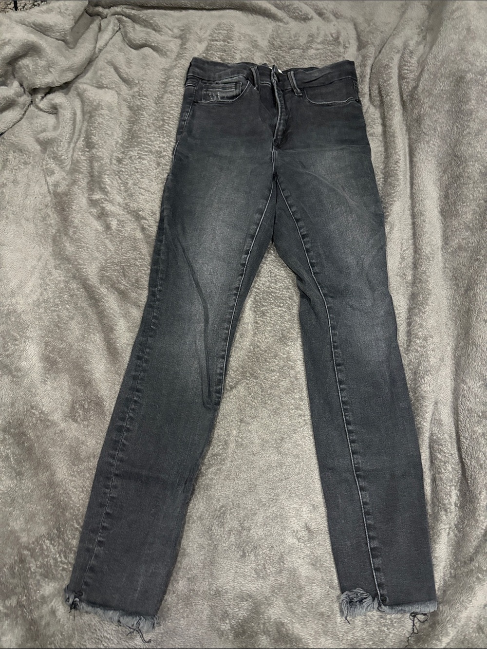 Good American Charcoal Skinny Jeans with Frayed Hem